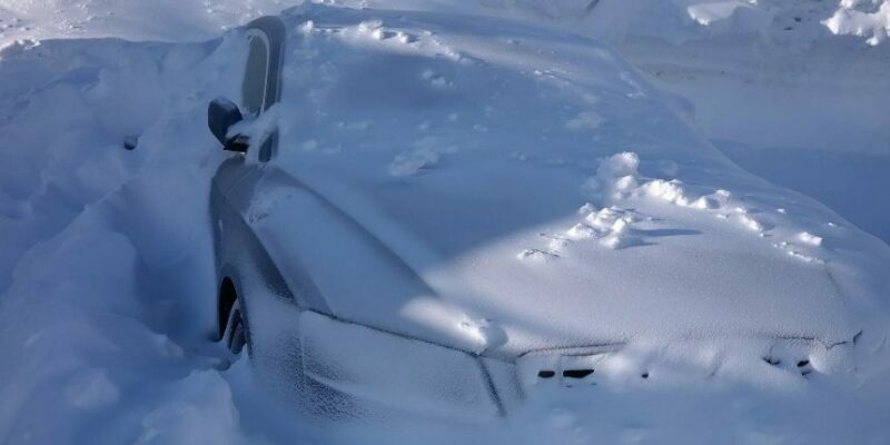 پلاک پوشیده در برف